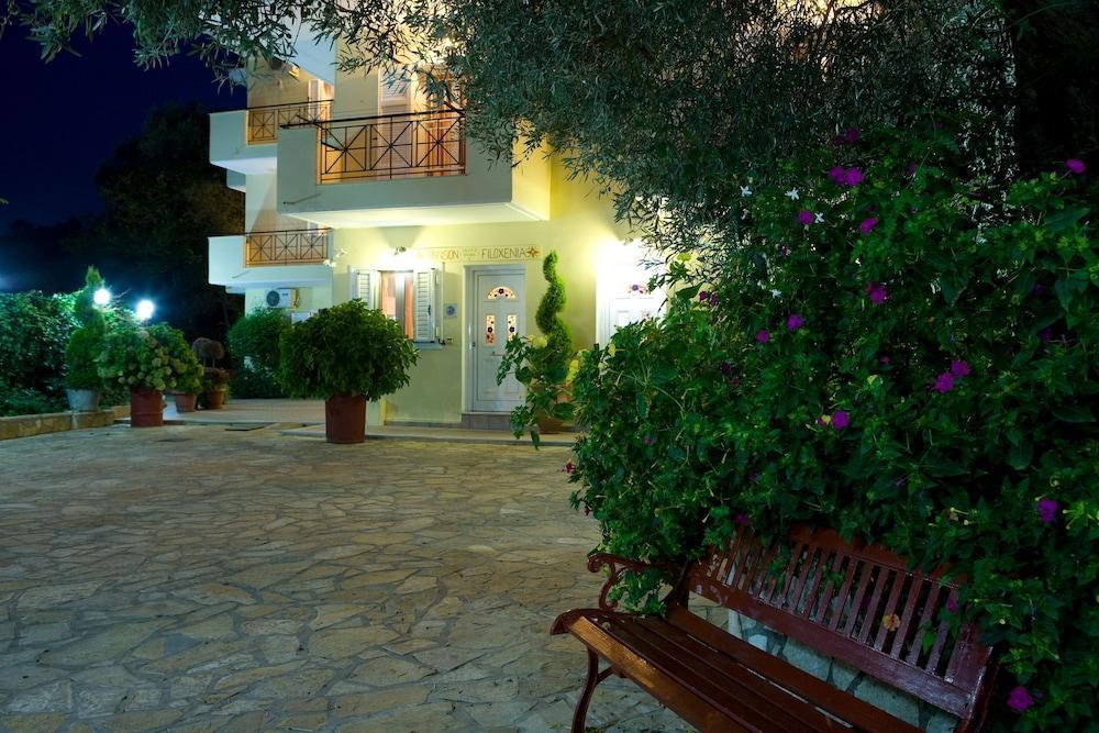 Pansion Filoxenia Apartments & Studios Tsoukaladhes Bagian luar foto