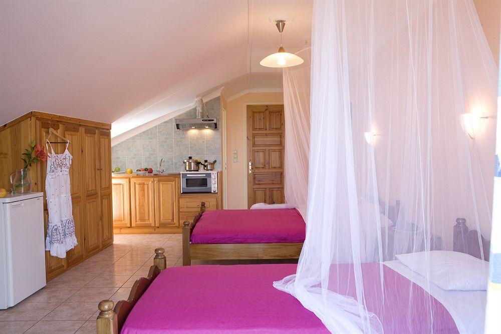 Pansion Filoxenia Apartments & Studios Tsoukaladhes Bagian luar foto