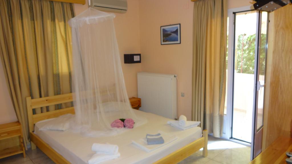 Pansion Filoxenia Apartments & Studios Tsoukaladhes Bagian luar foto