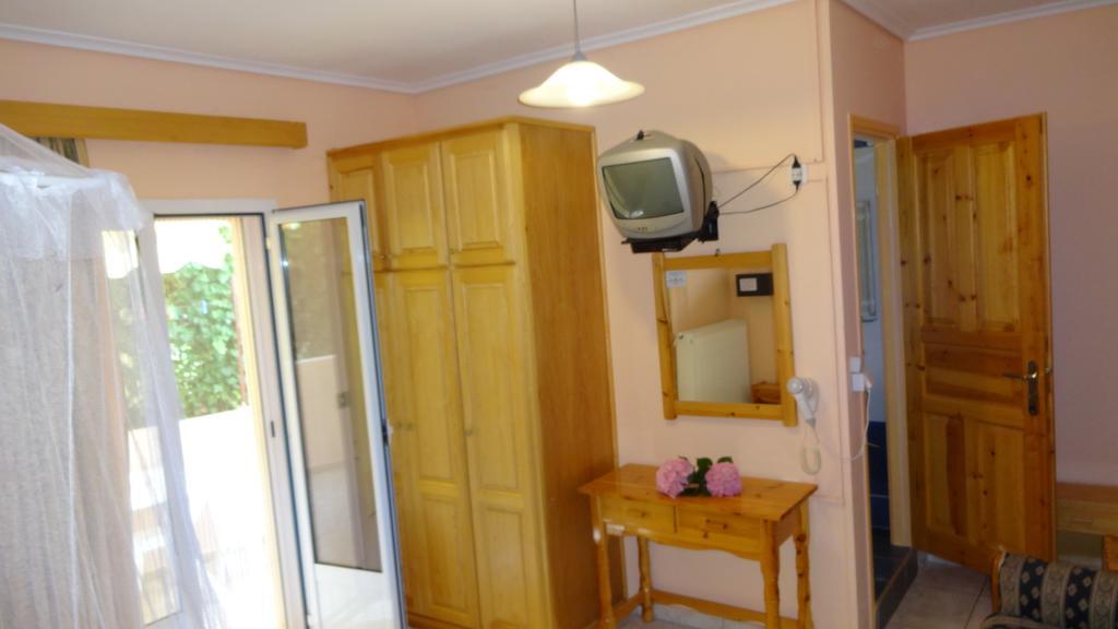 Pansion Filoxenia Apartments & Studios Tsoukaladhes Bagian luar foto