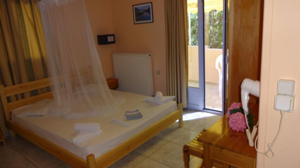 Pansion Filoxenia Apartments & Studios Tsoukaladhes Bagian luar foto
