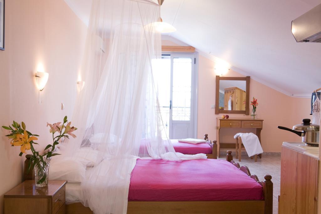 Pansion Filoxenia Apartments & Studios Tsoukaladhes Bagian luar foto