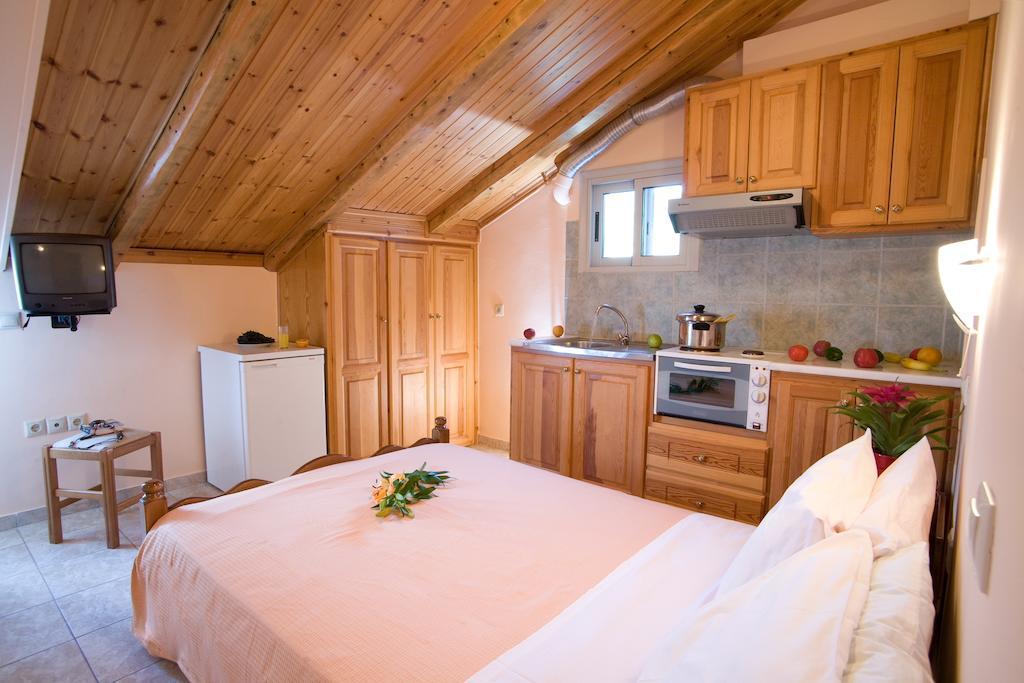 Pansion Filoxenia Apartments & Studios Tsoukaladhes Bagian luar foto